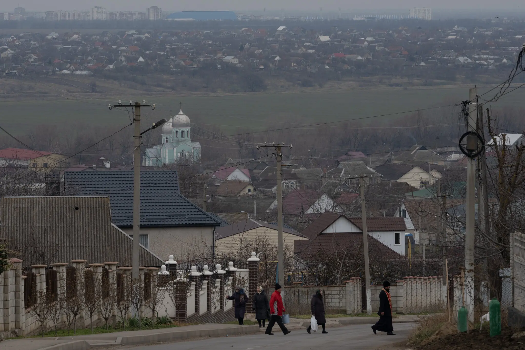 Віктор Чебан, священик, переходить вулицю у Варніті, коли він ішов селом, щоб освятити домівки в п’ятницю.